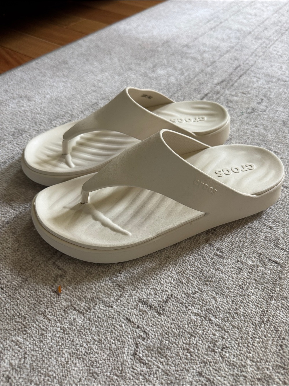 Crocs Getaway Triangle Flip Flop, Frappé, size 9